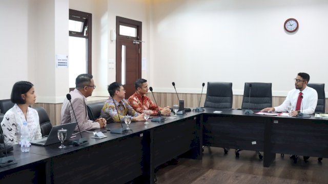 Pihak KPPU saat melakukan rapat pertemuan dengan PT Shopee Internasional Indonesia. (Dok. KPPU)