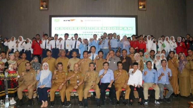 Acara serah terima beasiswa oleh GM External Affairs Sustainable and Development PT. KPC Wawan Setiawan, kepada perwakilan penerima beasiswa berdaya, Selasa (06/06/2023). (Istimewa)