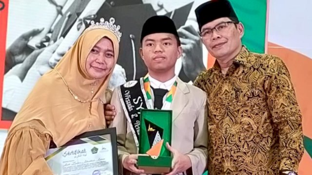 Muhammad Zaidan Ataillah Adnan bersama kedua orangtuanya Andi Adnan - Neni Dwiana. (Istimewa)