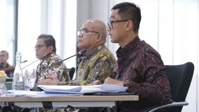 Dirut PLN, Darmawan Prasodjo membacakan laporan tahunan PLN. (Ist)