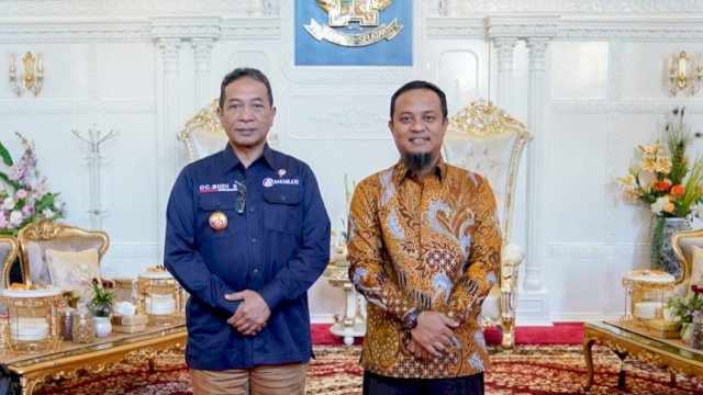 Gubernur Sulsel Andi Sudirman Sulaiman, bersama Kepala Kantor Zona Tengah Bakamla RI Laksma Bakamla Octavianus Budi Santoso. (Istimewa)