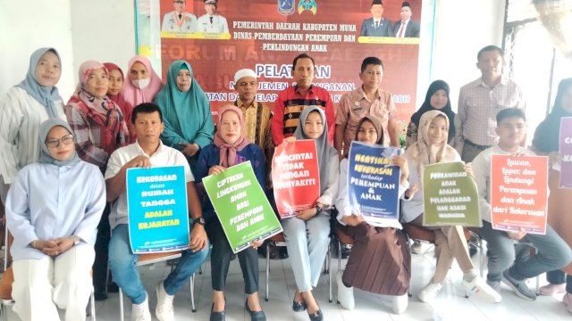 Kepala DP3A Kabupaten Muna Ali Sadikin, bersama Pelatihan Manajemen dan Penanganan Kasus Kekerasan terhadap Perempuan dan Anak. (Foto: Rustam / Republiknews.co.id)