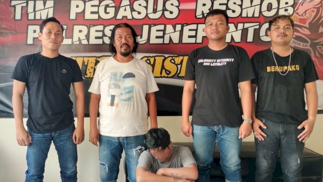Pelaku ZN saat diamankan di Mapolres Jeneponto. (Istimewa)