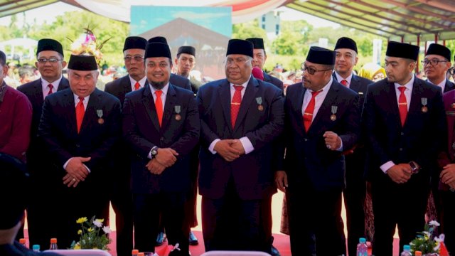 Gubernur Sulsel Andi Sudirman Sulaiman, bersama beberapa kepala Daerah lainnya saat menerima penghargaan dari Presiden Joko Widodo. (Istimewa)