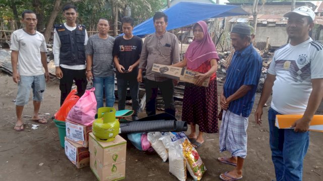 Penyaluran bantuan logistik kepada korban kebakaran di Kabupaten Bantaeng oleh BPBD Provinsi Sulsel, Sabtu (10/06/2023). (Istimewa)