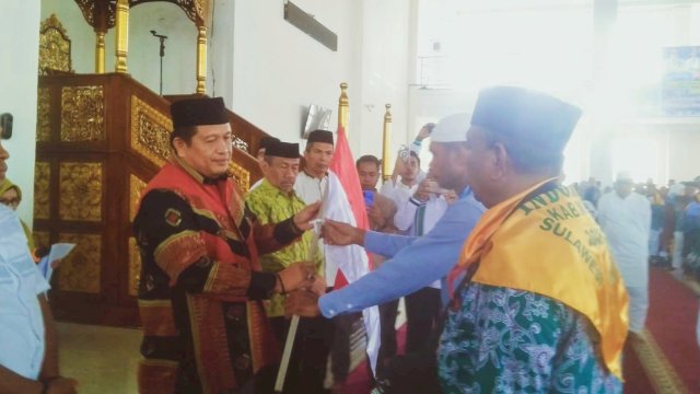Bupati Muna La Ode Rusman Emba, bersama Wakil Bupati Bachrun, saat melepas keberangkatan Jamaah Haji. (Foto: Rustam / Republiknews.co.id)