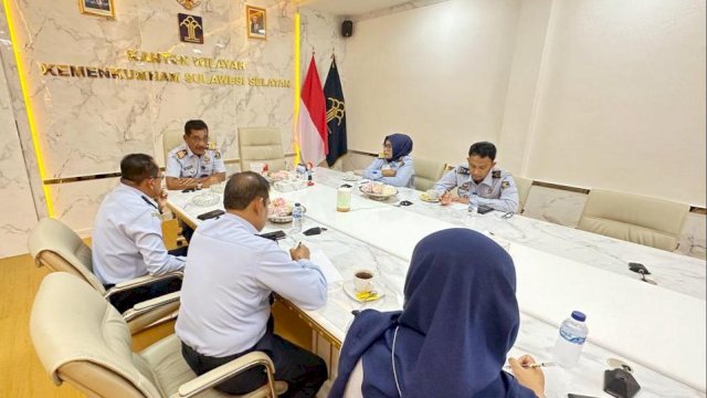 Jajaran pimpinan tinggi Kanwil Kemenkumham Sulsel saat pembukaan Workshop Penguatan UPP di Lingkungan Kemenkumham Tahun 2023 secara virtual, Senin (12/06). (Dok. Humas Kanwil Kemenkumham Sulsel)