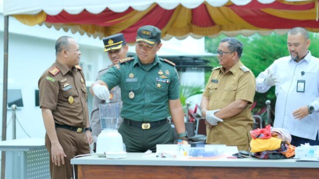 Forkopimda Soppeng Turut menyaksikan pemusnahan barang bukti tindak pidana umum di Kejaksaan Negeri Soppeng, Senin (12/06/2023). (Ist)