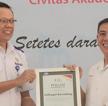 Kumpulkan 355 Kantong Darah, Poltekpel Barombong Diganjar Penghargaan Ketua PMI Makassar