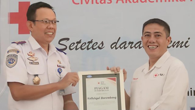 Ketua PMI Makassar Syamsu Rizal, menyerahkan piagam penghargaan kepada Direktur Poltekpel Barombong, Capten Mochamad Abduh. M. M.Tr. (Istimewa)