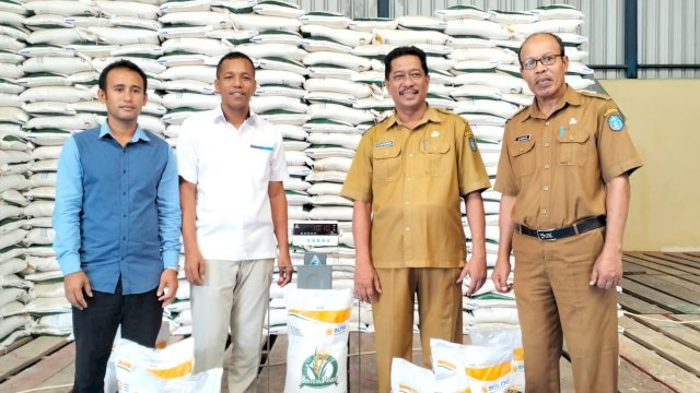 Asisten 3 Setda Wakatobi, Ade Ahmad bersama Kepala Dinas Ketahanan Pangan Wakatobi, Sulaeman, melakukan pengawasan penyaluran CBP bantuan pangan di Gudang Bulog. (Istimewa)