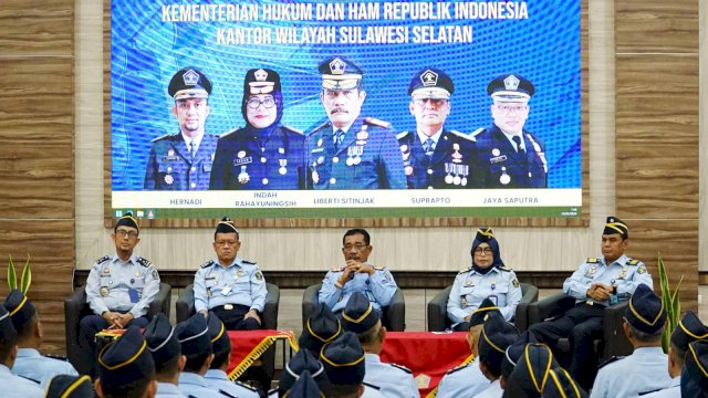 Kakanwil Kemenkumham Sulsel Liberti Sitinjak saat memberikan arahan kepada para pegawai dalam rangka mendorong kinerja mereka, di sela-sela pertemuan dengan tim Kanwil Kemenkumham Sulsel, Selasa (13/06). (Dok. Humas Kanwil Kemenkumham Sulsel)