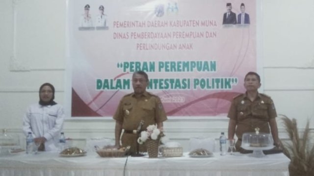 Wakil Bupati Muna, Bachrun Labuta, bersama Kadis P3A Ali Syadikin, saat membuka kegiatan pelatihan bacaleg perempuan. (Foto: Rustam / Republiknews.co.id)