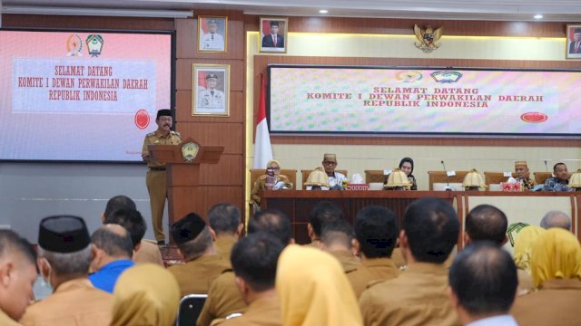 Wakil Bupati Gowa Abd Rauf Malaganni didampingi Sekretaris Daerah Kabupaten Gowa Kamsina saat menerima kunjungan rombongan Komite I Dewan Perwakilan Daerah (DPD) Republik Indonesia, di Baruga Karaeng Galesong, Kantor Bupati Gowa, kemarin. (Dok. Humas Gowa)