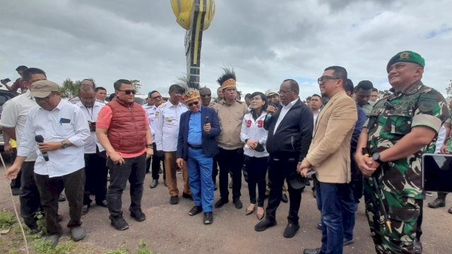 Ket : Peninjauan lokasi kawadan rencana pusat pemerintahan Provinsi Papua Selatan di KTM Salor Indah Merauke oleh Wamendagri dan Komisi II DPR RI. (Foto Hendrik)