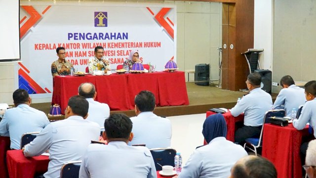 Kakanwil Kemenkumham Sulsel Liberti Sitinjak saat memberikan arahan kepada Kepala UPT Pemasyarakatan se-Sulsel, di Hotel Novena, Watampone, Kamis, (15/06). (Dok. Humas Kanwil Kemenkumham Sulsel)