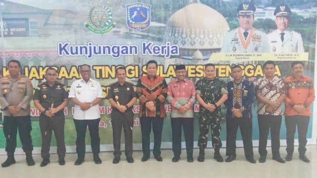 Bupati Muna LM Rusman Emba, Kajati Sultra Patris Yusrian Jaya, dan Forkopimda berfoto bersama. (Foto: Rustam / Republiknews.co.id)