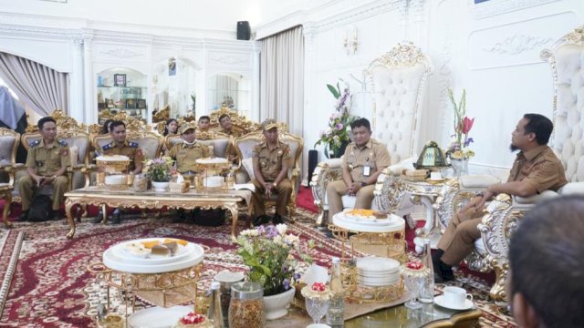 Gubernur Sulsel Andi Sudirman Sulaiman, mengundang para kepala desa yang akan diberikan bantuan keuangan, di Rumah Jabatan Gubernur, Kamis (15/06/2023). (Istimewa)