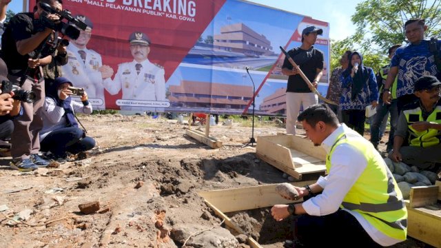 Bupati Gowa Adnan Purichta Ichsan saat melakukan peletakan batu pertama pembangunan Mall Pelayanan Publik Kabupaten Gowa di Jalan Hoscokrominoto, Kota Sungguminasa, Jumat (16/06). (Dok. Humas Gowa)