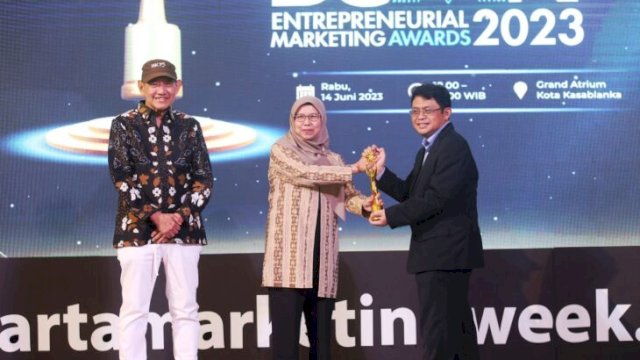 PLN Menyabet penghargaan Best Of The Best Company dalam ajang BUMN Enterpreneurial Marketing Award 2023 di Jakarta. (Ist)