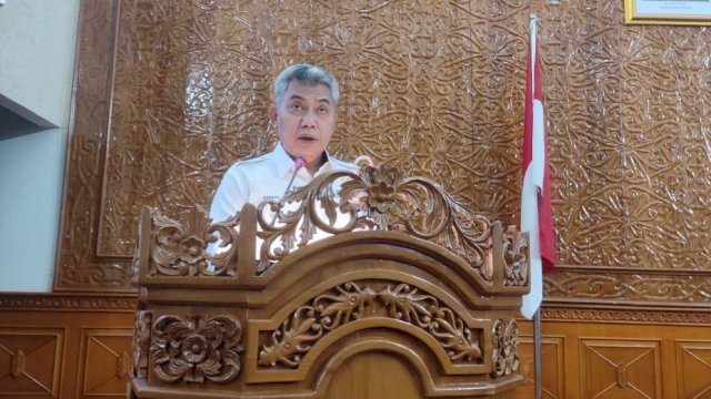 Asisten II Perekonomian dan Pembangunan Pemkab Kutim, Zubair, saat menyampaikan Nota Pengantar atas Ranperda tentang Pertanggungjawaban Pelaksanaan APBD Tahun 2022, dalam Rapat Paripurna DPRD Kutim, Rabu (14/6/2023). (Istimewa)
