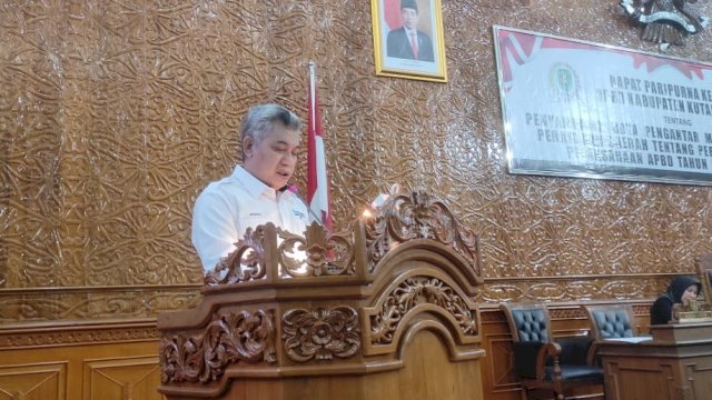 Asisten II Perekonomian dan Pembangunan Pemkab Kutim, Zubair, saat menyampaikan Nota Pengantar atas Ranperda tentang Pertanggungjawaban Pelaksanaan APBD Tahun 2022, dalam Rapat Paripurna DPRD Kutim, Rabu (14/6/2023). (Istimewa)