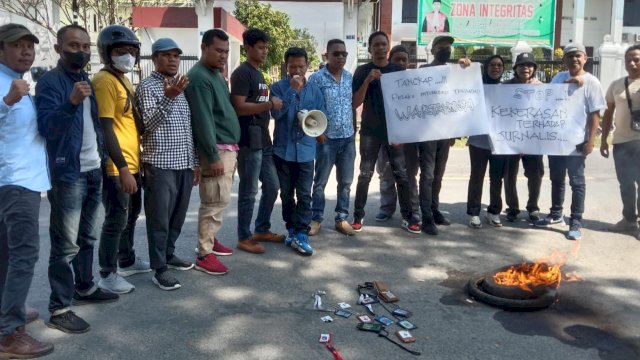 Puluhan wartawan mendesak Polres Muna untuk segera menangkap pelaku intimidasi terhadap lima jurnalis, Senin (19/06/2023). (Foto: Rustam / Republiknews.co.id)