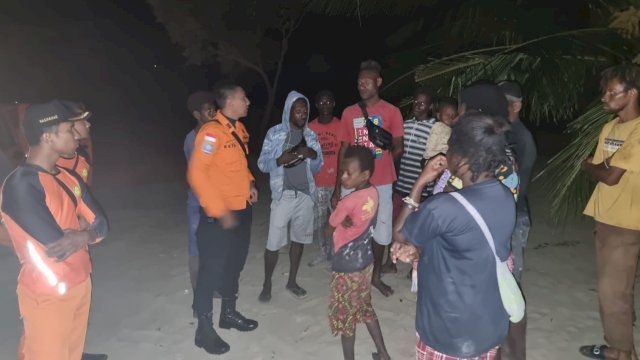 Upaya pencarian yang dilakukan Tim SAR Merauke di Pantai Payum bersama warga belum membuahkan hasil. (Istimewa)