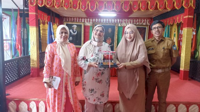 Guru besar dan akademisi ilmu hukum di University of the Western Cape, Afrika Selatan Prof Najma Moosa saat menerima cinderamata khas Gowa yang diberikan Kadisparbud Gowa Tenriwati Tahri didampingi Kabid Kebudayaan Ikbal Thiro disela-sela berkunjung ke Museum Balla Lompoa Kabupaten Gowa, Selasa (20/06). (Chaerani/Republiknews.co.id)