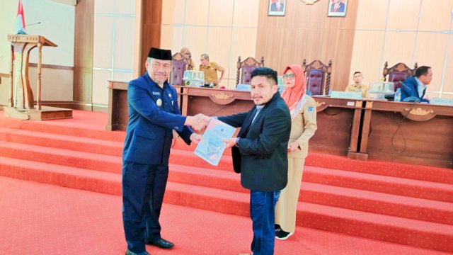 Ket : Wakil Bupati Muna Bachrun Labuta menyerahkan Dokumen LKPJ Bupati Muna kepada Ketua DPRD Muna Irwan (Foto :Rustam/Republiknews.co.Id)