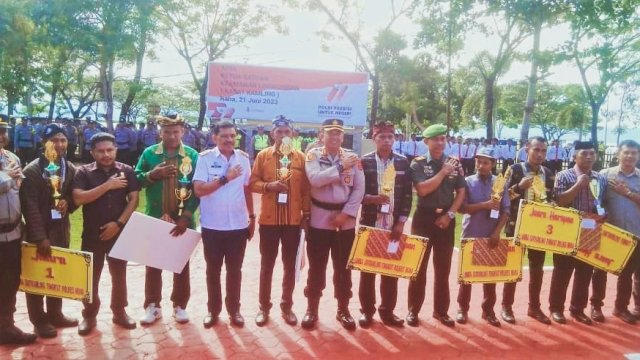 Sekda Muna Eddy Uga, bersama Kapolres Muna AKBP Mulkaifin&nbsp;dan unsur Forkopimda foto bersama usai Apel Kasat Kamling di Halaman Mapolres Muna, Rabu (21/06/2023). (Foto: Rustam / Republiknews.co.id)
