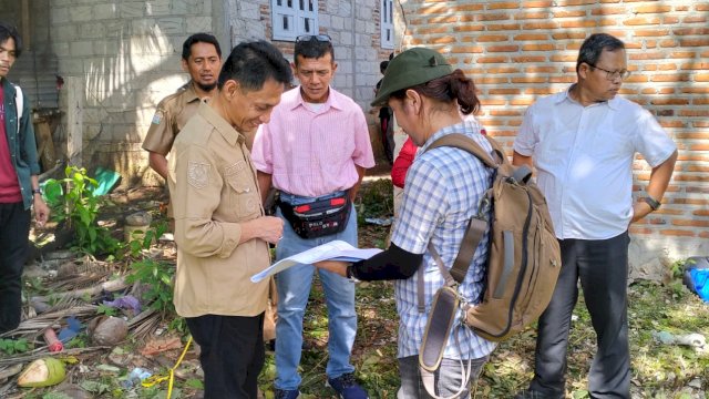 Bupati Wakatobi, Haliana, bersama rombongan KKP RI saat meninjau langsung lahan pembanguan laboratorium kultur jaringan yang berlokasi di Kecamatan Wangi-wangi Selatan. (Istimewa)