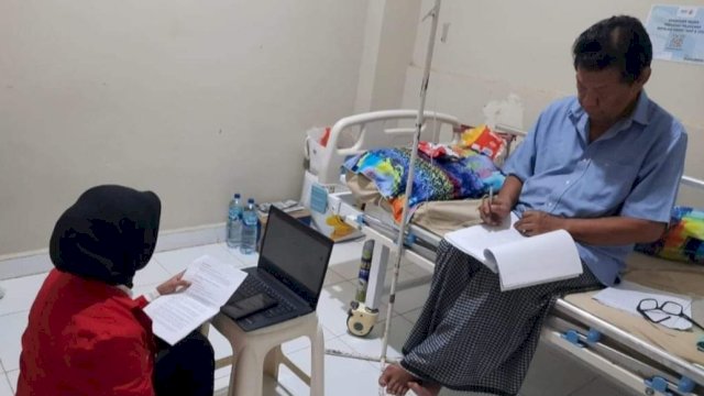 Dr.Drs.Safri Badaruddin, M.Hum, menguji salah satu mahasiswi yang akan menyelesaikan studi di Ruang Perawatan IMC Makassar, Jumat (23/06/2023). (Istimewa)