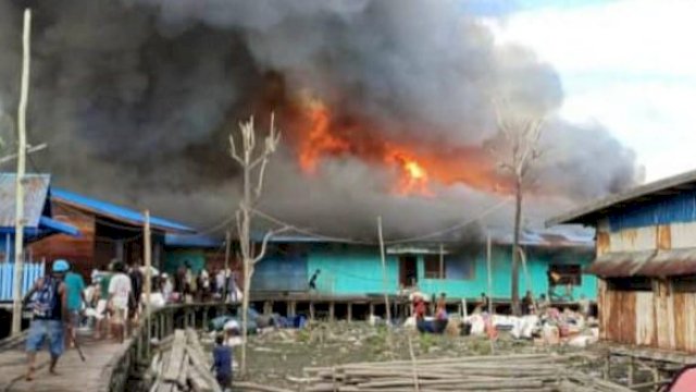 Amukan api melalap ludes rumah kios di Wanam, Distrik Ilwayab, Kabupaten Merauke, Papua Selatan. (Foto Istimewa)