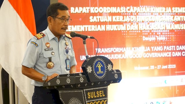 Kakanwil Kemenkumham Sulsel Liberti Sitinjak di sela-sela membuka Rapat Koordinasi (Rakor) Capaian Kinerja Semester I Tahun 2023 di Hotel Claro Makassar, Senin (26/06). (Dok. Humas Kanwil Kemenkumham Sulsel)