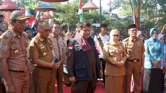 Tim Penilai Lomba Desa dan Kelurahan Tingkat Provinsi Sulawesi saat melakukan verifikasi lapangan di Kelurahan Bontonompo, Kecamatan Bontonompo, Senin (26/06/2023). (Dok. Humas Gowa)