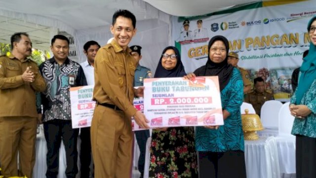 Bupati Wakatobi H. Haliana didampingi Plt Dinas UMKM dan Ketenagakerjaan menyerahkan secara simbolik bantuan modal usaha kepada pelaku UMKM, Senin (26/06/2023). [Ist]