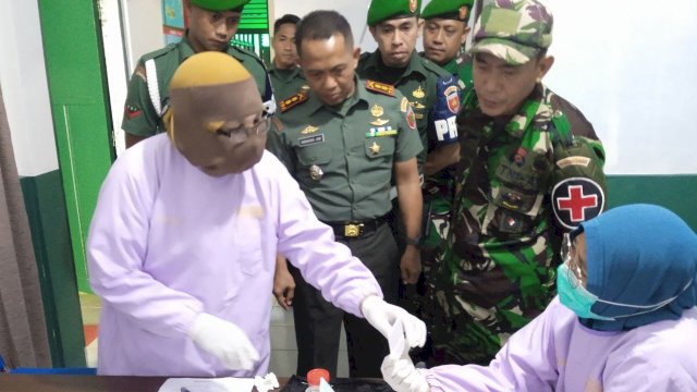 Dandim 1415 Selayar Letkol Inf Nanang Agung Wibowo, saat menjalani tes Urine di Aula Serbaguna Mendagri Makodim 1415 Selayar, Senin (26/06/2023). (Istimewa)