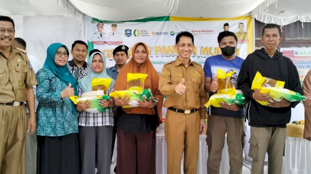 Bupati Wakatobi, Haliana, didampingi Ketua PKK, Eliati Haliana dan Kepala Dinas Ketahanan Pangan, Sulaeman, menyerahkan secara simbolis sembako murah kepada warga. (Istimewa)