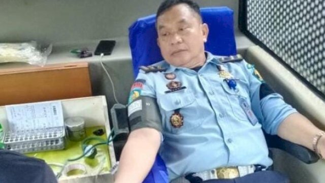 Ket : Petugas Lapas Kelas IIA Parepare saat melakukan donor darah (istimewa)