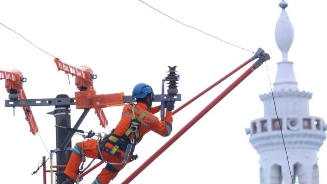 Petugas PLN saat membenahi jaringan Listrik. (Istimewa)