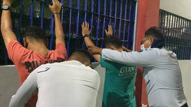 Petugas Lapas Narkotika Samarinda saat menggeledah WBP di kamar hunian. (Istimewa)