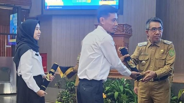 Bupati Kutim Ardiansyah Sulaiman, saat menyerahkan SK Pengangkatan PPPK secara simbolis, Senin (26/06/2023). (Istimewa)