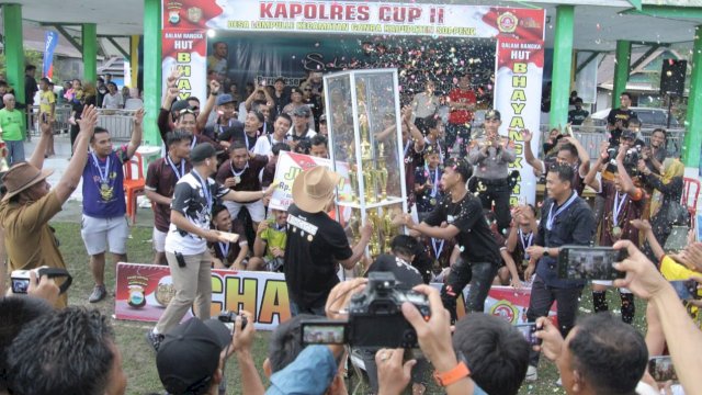 Euvoria Tim Keseblasan Bhayangkara setelah memenangkan Piala Bergilir Kapolres Cup II, Selasa (27/06/2023). (Istimewa)