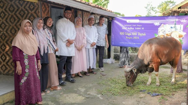 Founder & CEO Amartha Andi Taufan Garuda Putra (tengah), Chief Operation Officer Amartha Budhi Siswoadji (paling kanan), bersama Ketua Pondok Pesantren Nurul Furqon Kyai Miftahul Anwar (kedua dari kanan), dan perwakilan mitra UMKM Amartha dalam acara seremonial penyerahan hewan kurban di Ciseeng, Jawa Barat, kemarin. (Dok. PT Amartha)