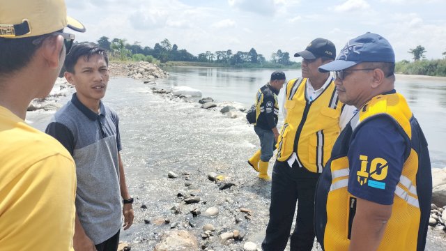 Anggota DPR RI Komisi V Muhammad Fauzi meninjau titik tanggul Sungai Baliase yang jebol di Desa Polewali, Baebunta Selatan. Rabu (31/05/2023)