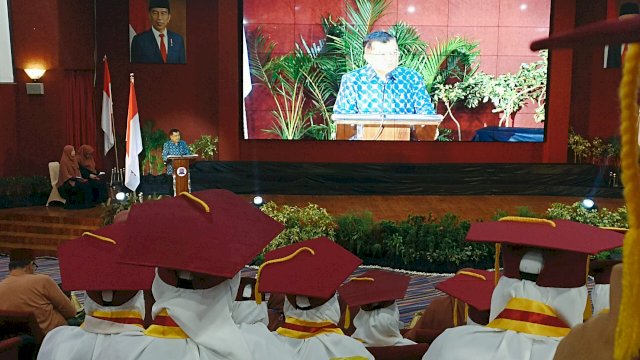 Wakil Presiden RI ke-10 dan ke-12, Muh. Jusuf Kalla saat memberikan motivasi kepada ratusan wisudawan pada Wisuda Siswa-Siswi TAUD SD SADIQ, SMP-SMA IT & Tahfidzul QUR'AN SPIDI, di Mini Teater Universitas Negeri Makassar (UNM) Makassar, Sabtu (03/06). (Chaerani/Republiknews.co.id)
