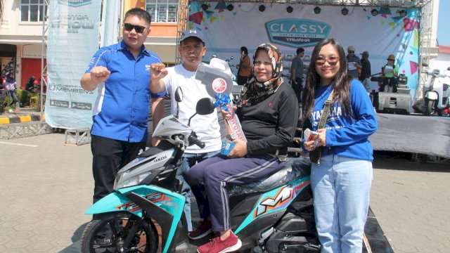 Peserta yang beruntung mendapatkan hadiah utama dalam gelaran Classy Motor Show (CMS 2023) di Grand Mall, Maros, 27-28 Mei 2023. (Foto: Istimewa)