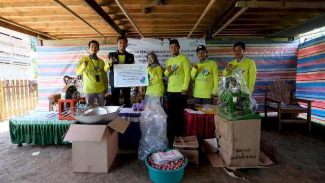 PT PLN melalui PLN UIP Sulawesi memberikan bantuan pengembangan bagi kelompok wanita tani di Desa Lampoko Kecamatan Balusu, Kabupaten Barru, kemarin. (Dok. Humas PLN UIP Sulawesi)