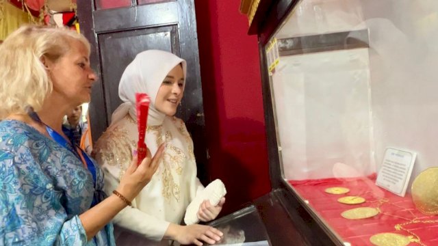 Ketua Tim Penggerak PKK Kabupaten Gowa Priska Paramita Adnan menyambut penuh hangat kedatangan istri-istri dari Kepala Angkatan Delegasi MNEK 2023 saat berkunjung di Museum Balla Lompoa, kemarin. (Dok. Humas Gowa)